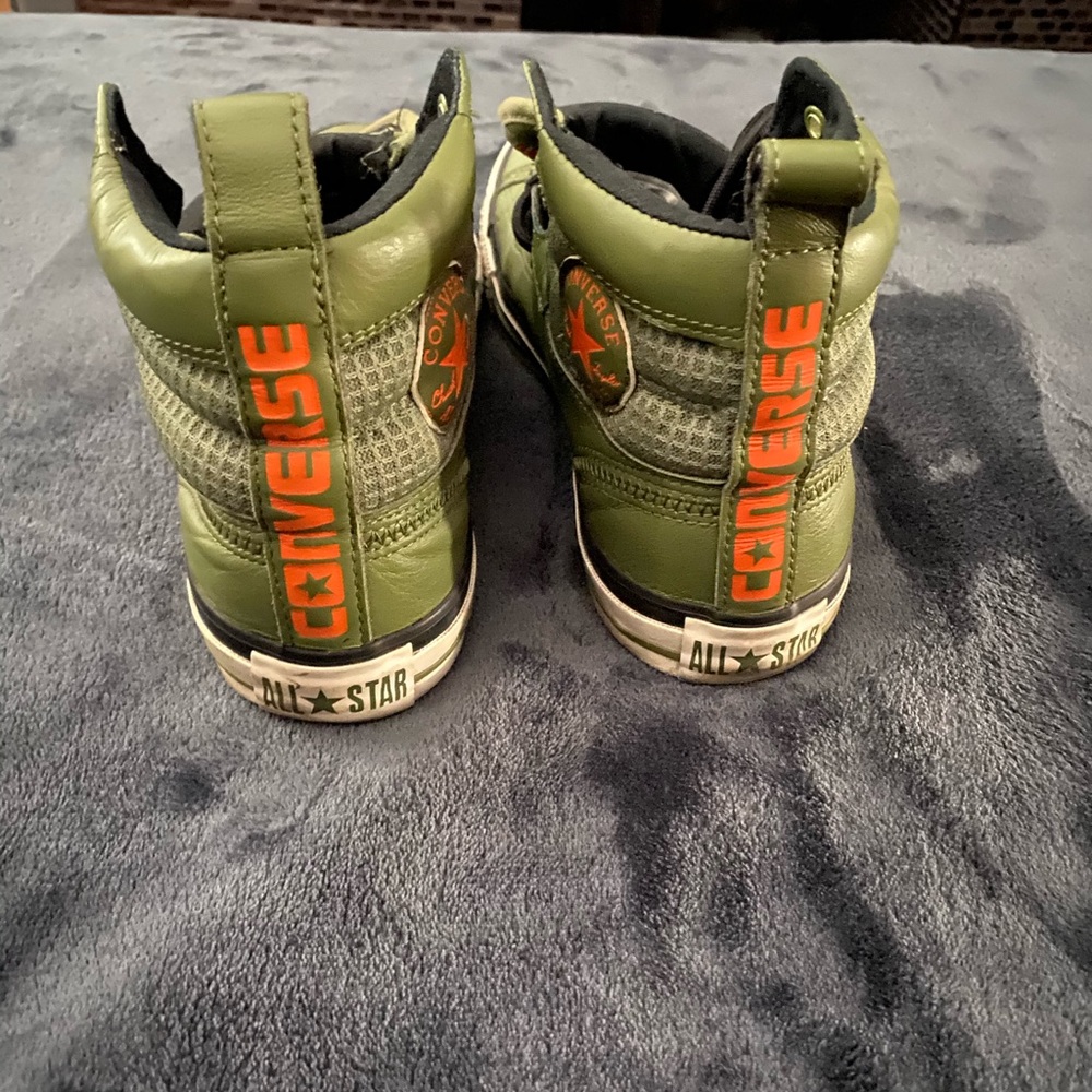 High top sneakers slightly (Used)